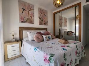 Posteľ alebo postele v izbe v ubytovaní ÁTICO DUPLEX ESPECTACULAR MARMOLADO con PISCINA PRIVADA!