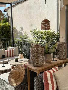 un patio avec des chaises en rotin et une table avec des plantes dans l'établissement La Réserve by Mougins Luxury Retreats, à Mougins
