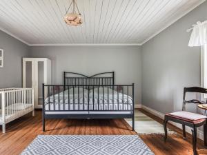Säng eller sängar i ett rum på Chalet Motorp - VML300 by Interhome