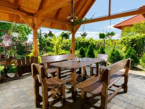 drewniany stół i krzesła na patio w obiekcie Apartment Kemping by Interhome w mieście Velence