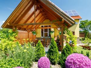 ogród z domem z dachem słonecznym w obiekcie Apartment Kemping by Interhome w mieście Velence