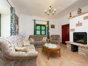 ein Wohnzimmer mit einem Sofa und einem Kamin in der Unterkunft Holiday Home Fokas - ABR123 by Interhome in Ábrahámhegy