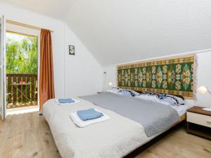 Łóżko lub łóżka w pokoju w obiekcie Apartment Kemping by Interhome