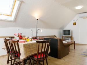 Telewizja i/lub zestaw kina domowego w obiekcie Apartment Kemping by Interhome