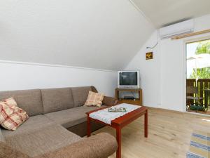 Telewizja i/lub zestaw kina domowego w obiekcie Apartment Kemping by Interhome
