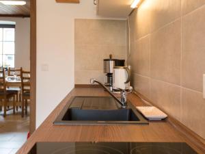 cocina con fregadero y cafetera en Holiday Home Bruni by Interhome, en Manderscheid 53 fotos más