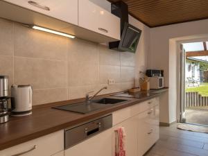 una cocina con fregadero y encimera en Holiday Home Bruni by Interhome, en Manderscheid