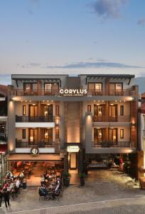 uma vista aérea de um edifício com um restaurante em CORYLUS Luxury Rooms & Suites em Leptokarya