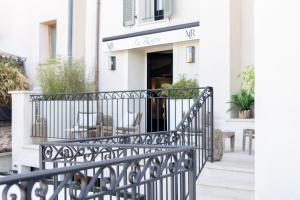 - un balcon avec une balustrade en fer noir en face d'un bâtiment dans l'établissement La Réserve by Mougins Luxury Retreats, à Mougins