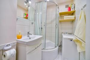Kúpeľňa v ubytovaní Apartament u Joli w Kolobrzegu Podczele - 2 sypialnie, 50m2, wifi i parking za darmo!