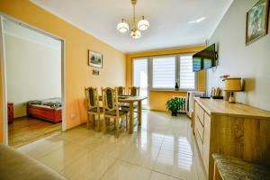 Televízia a/alebo spoločenská miestnosť v ubytovaní Apartament u Joli w Kolobrzegu Podczele - 2 sypialnie, 50m2, wifi i parking za darmo!