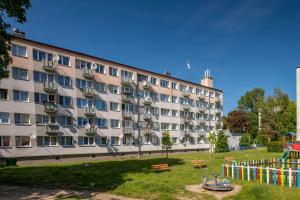 Vonkajšia záhrada v ubytovaní Apartament u Joli w Kolobrzegu Podczele - 2 sypialnie, 50m2, wifi i parking za darmo!
