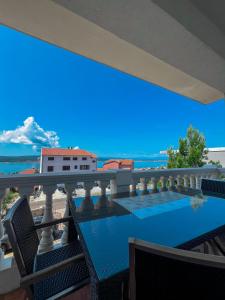 una vista sull'oceano dal balcone di una villa di Apartments Villa Klaudia - Adults Only a Crikvenica