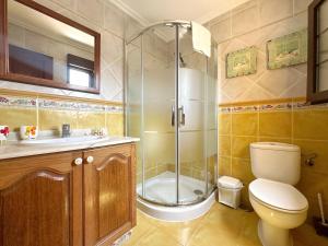 A bathroom at Villa Tia Toni - 1002