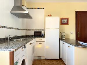 A kitchen or kitchenette at Villa Tia Toni - 1002