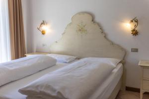 a bedroom with two beds and a headboard at Hotel Villa Margherita in Limone sul Garda