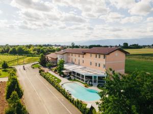 widok z lotu ptaka na budynek z basenem w obiekcie B&B Podere Dell'Angelo w mieście Pasiano di Pordenone