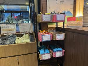 Dormy Inn Kumamoto Natural Hot Spring في كوماموتو: متجر به رف من الطعام في متجر