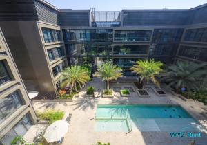Výhled na bazén z ubytování The perfect CityWalk 1 BR in the heart of Dubai nebo okolí