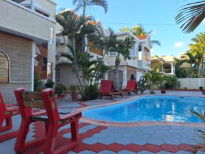 un resort con piscina, sedie e un edificio di Ayru residence a Trou aux Biches