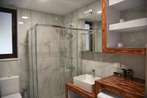 Imagen de la galería de Pirgos Deluxe Apartment - Private Parking, en Kissamos 50 fotos más