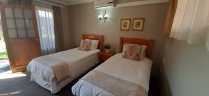 Van Dykshuis Guest House tesisinde bir odada yatak veya yataklar