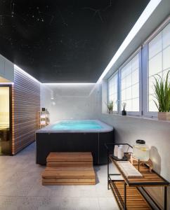 een grote badkamer met een hot tub in de kamer bij Imperial Spa & Kurhotel in Františkovy Lázně