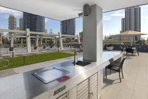 Una cocina con fregadero y vista a un patio. en beach residence 2-BR river view, en Gold Coast