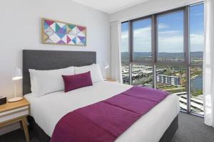 Un dormitorio con una cama grande y una ventana grande en beach residence 2-BR river view, en Gold Coast 9 fotos más