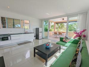 Dapur atau dapur kecil di Poolside Apartments and Rooms - by KohChangVillas