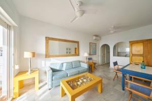 a living room with a blue couch and a table at Arriate in San José