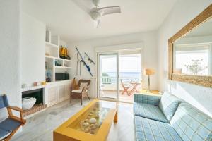 a living room with a couch and a table at Arriate in San José