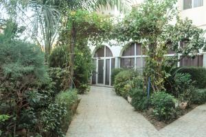 瓦加杜古黛安住宿旅馆的植物建筑前的走道