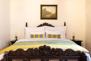 um quarto com uma cama com uma fotografia na parede em Hotel Ruze em Cesky Krumlov
