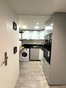 eine Küche mit Waschmaschine und Trockner in der Unterkunft Duplex Pinel - Stade de France - Paris in Saint-Denis