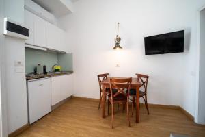 a kitchen with a table and chairs in a room at MAKĀI Bungalows in Playa del Aguila