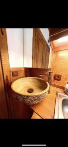 eine Küche mit einer Spüle in der Ecke in der Unterkunft Authentic Turkish Home Studio Room in Istanbul