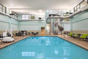 - une grande piscine dans un bâtiment avec un escalier dans l'établissement Hampton by Hilton Shelton, à Shelton
