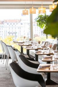 una fila de mesas y sillas en un restaurante en Sofitel Lyon Bellecour, en Lyon