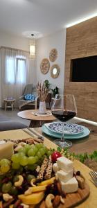 TV a/nebo společenská místnost v ubytování Aeraki Luxury Apartment