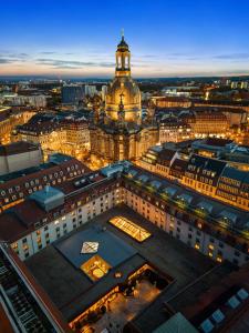 una vista aérea de una ciudad por la noche en Hilton Dresden an der Frauenkirche en Dresden