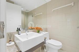 ein Badezimmer mit einem weißen Waschbecken und einer Toilette in der Unterkunft Vesta by Kozystay - Gandaria in Jakarta + 26 Fotos