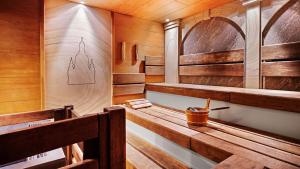 una sauna con pareti in legno e scaffali in legno di Hilton Dresden an der Frauenkirche a Dresda