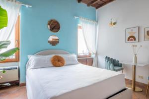 Postel nebo postele na pokoji v ubytování Suite Trevi - Charming Loft Near Trevi Fountain