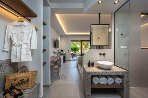 Koupelna v ubytování Celestial Lindos Suites