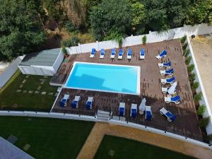 einen Blick über einen Pool mit Liegestühlen und einem Pool in der Unterkunft Hotel Francis in Beja