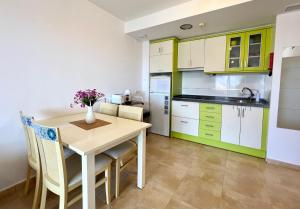 Kuchyň nebo kuchyňský kout v ubytování Apartamento Esmeralda Suites