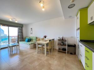 Kuchyň nebo kuchyňský kout v ubytování Apartamento Esmeralda Suites
