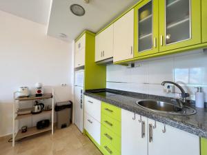 Kuchyň nebo kuchyňský kout v ubytování Apartamento Esmeralda Suites + 19 fotografií