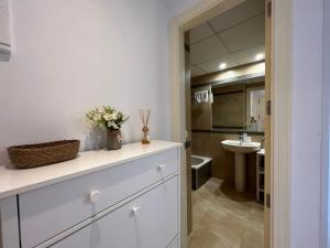 Kuchyň nebo kuchyňský kout v ubytování Apartamento Esmeralda Suites